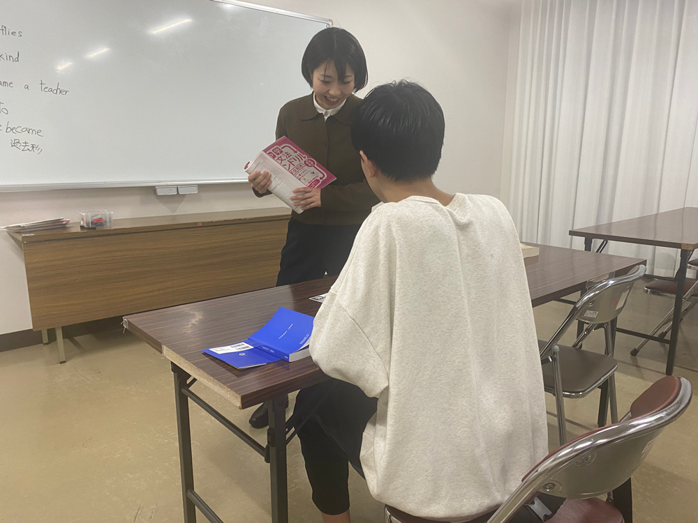 講師が生徒に英語を個別指導している様子