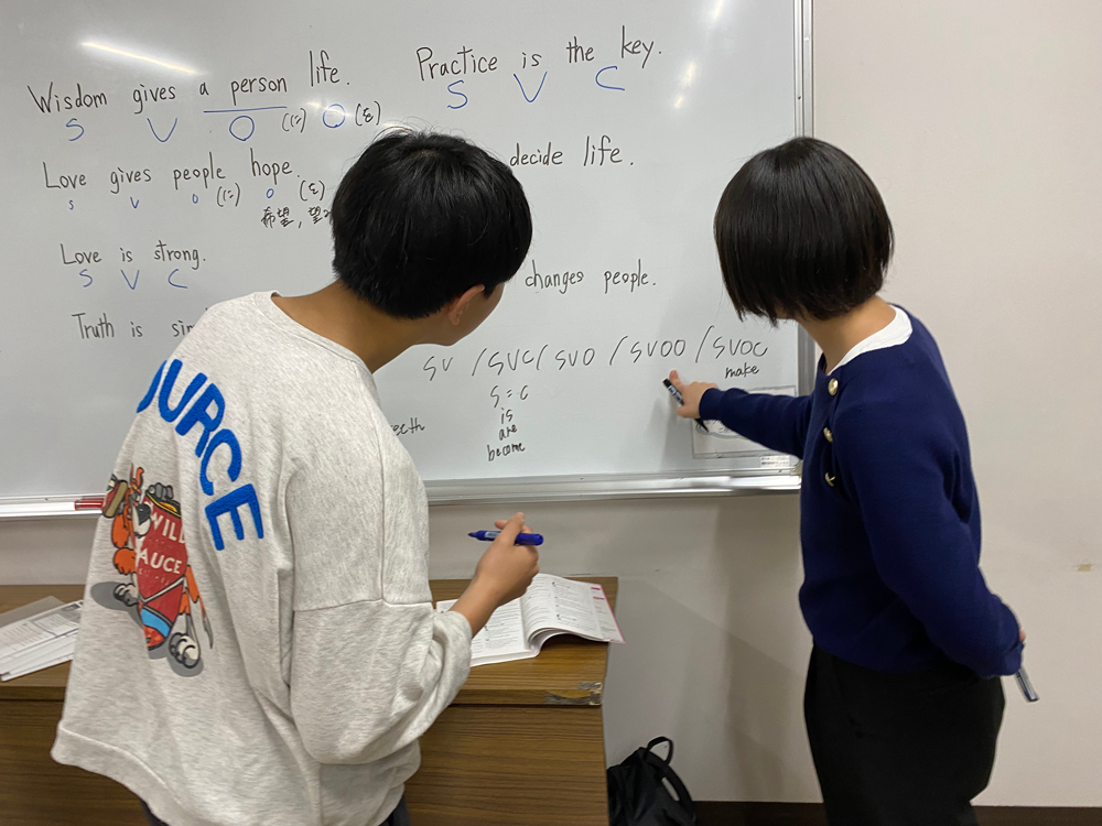ホワイトボードで英文法を学ぶ授業